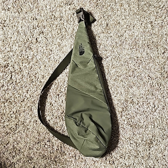 The North Face Handbags - 🔰 The North Face Electra Sling Bag‼️